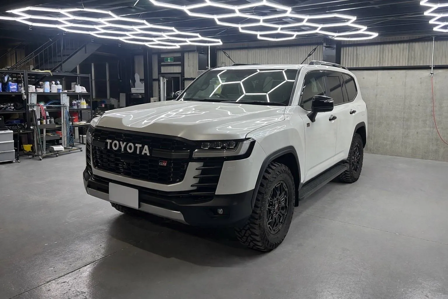ガードグレイズ施工後の2026年式ホワイトのトヨタ ランドクルーザー