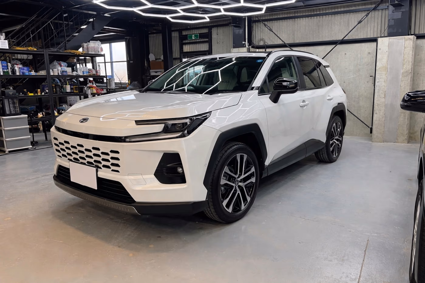 ガードグレイズ施工後の2026年式ホワイトのトヨタ RAV4