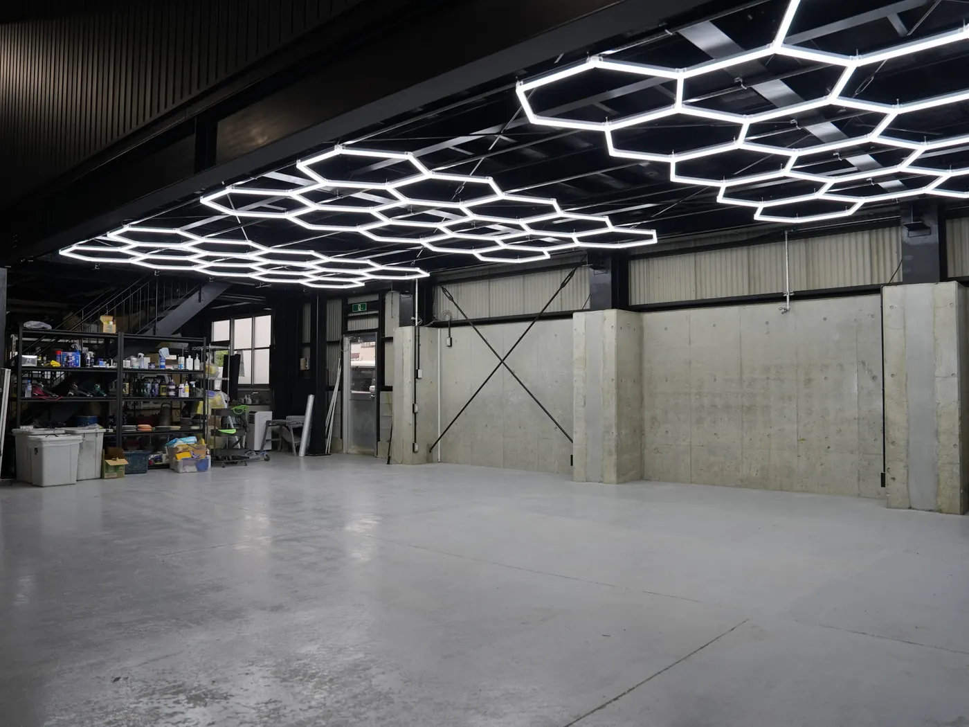 高演色の六角LED照明を備えたMIYABI京都伏見本店のコーティング施工ブース