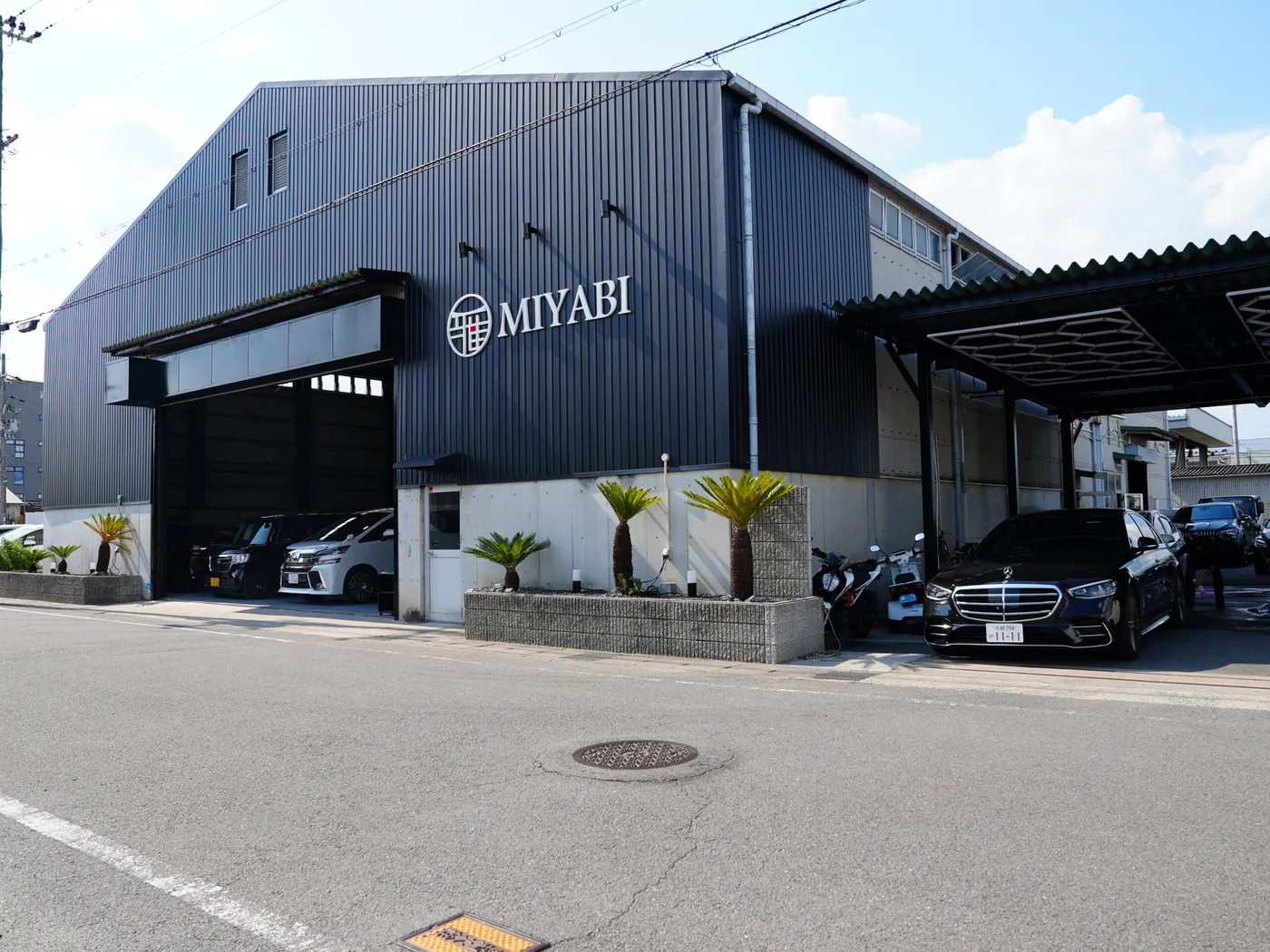 黒い外壁とMIYABIロゴが目印のMIYABI京都伏見本店外観