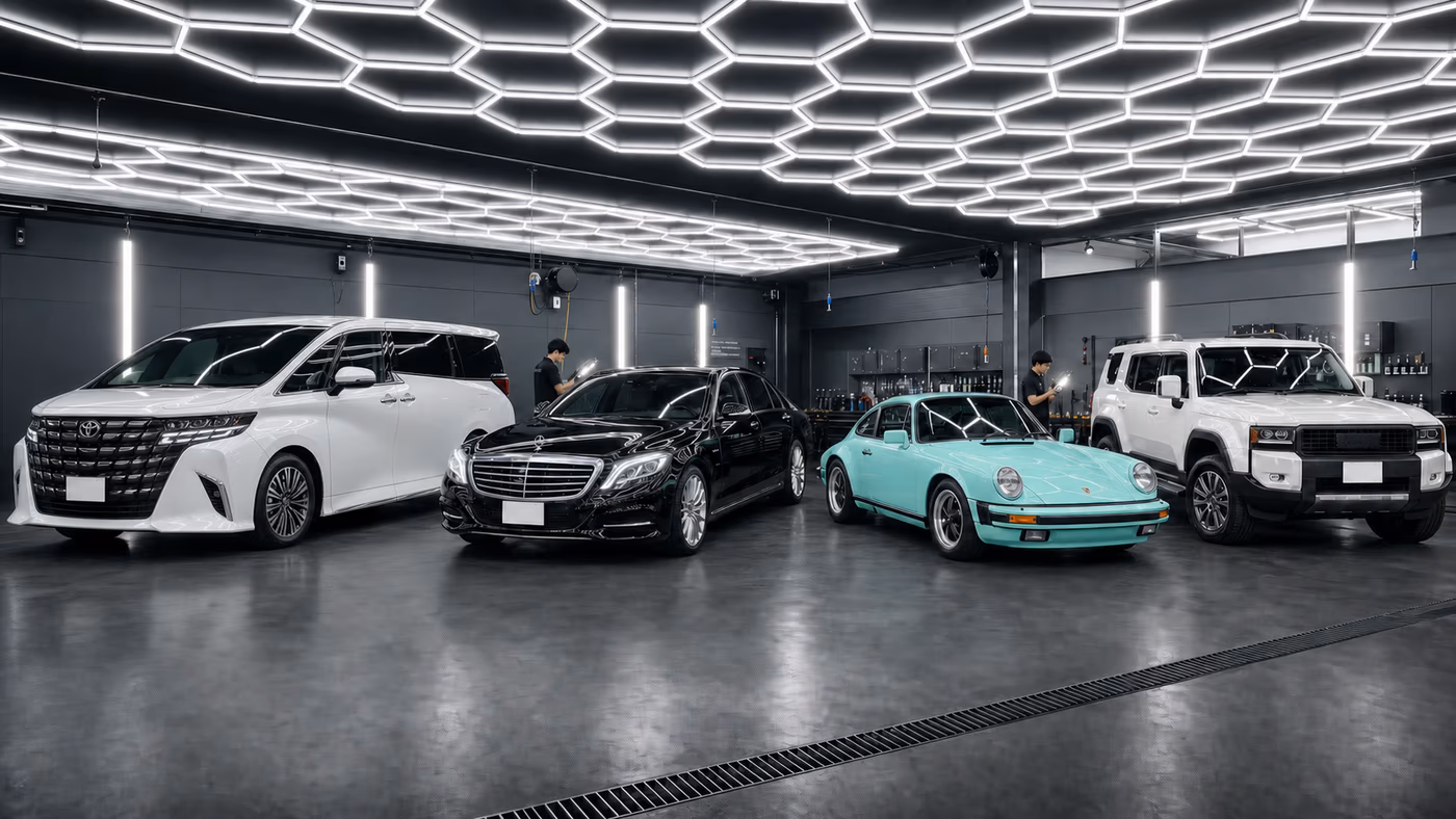現行40系の白いアルファード、黒いW222 S600、ティファニーブルーの中古ポルシェ911、白いランドクルーザーを並べた施工車両イメージ